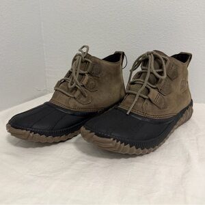 Sorel Waterproof boots olive green lace up women’s size 7